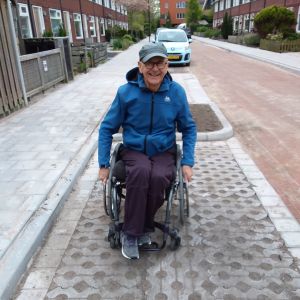 Open grastegels een ramp voor een rolstoeler