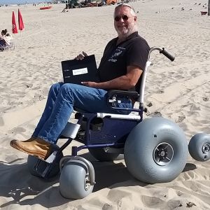 Overhandiging "documenten map" voor de elekt. rolstoelen